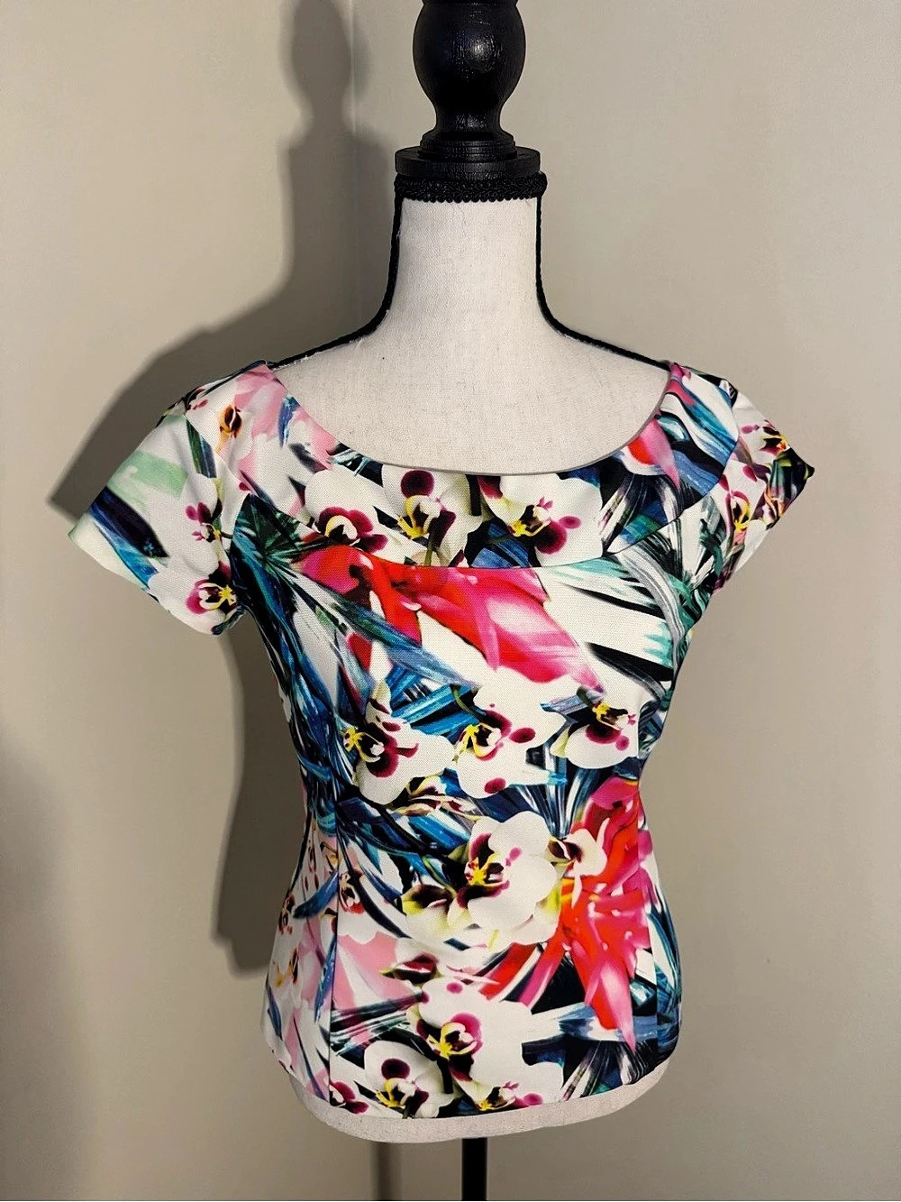 Nicole Miller Artelier Floral Short Sleeve back zip Blouse in White & Multicolor